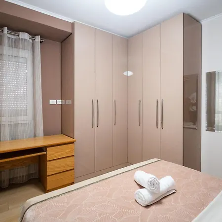 Apartment House Center *