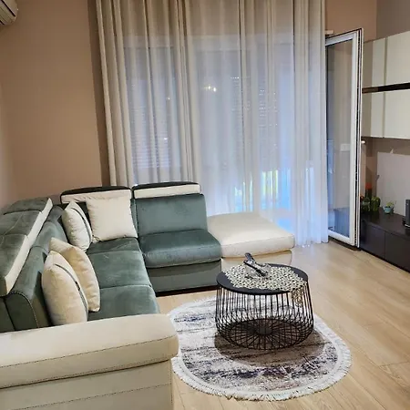 House Center アパート ティラナ